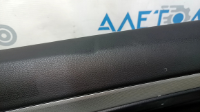 Крупный план кожаной вставки на обшивке двери передней правой Volkswagen Jetta.