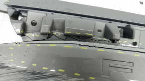 Упор на крепления и трещины на накладке двери багажника для Subaru Forester 2025-2026.