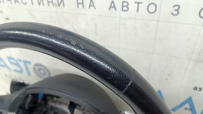 Детальный вид на верхнюю часть руля BMW 3 F30 с повреждениями.