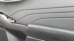 Детальный план на обшивку двери с подлокотником Ford Escape, заметны следы использования.