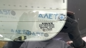 Стекло двери багажника Volvo с маркировкой, без значительных повреждений.