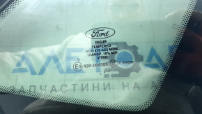 Задняя правая форточка Ford, показывает маркировку на стекле