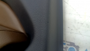Крупный план царапины на обшивке двери задней левой Volvo XC60, видно использование.