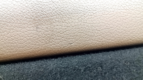 Крупный план кожи спинки сиденья с незначительными потертостями, модель Volvo XC60 2018–2026.