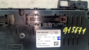 Крупный план разъема и маркировок на климат-контроле Ford Escape, оригинальный номер 915671