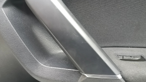 Обшивка дверей картка передня права VW Tiguan 18-18 чорна, з пищалкою, підлокітник чорна тканина, вставка тканина, вставка хром чорна, з ручкою, подряпини, полізло покриття ручки, під чищення, вм'ятина