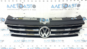 Грати радіатора grill VW Tiguan 18-19 з емблемою, 3 хром смужки, зверху чорний глянець, подряпина
