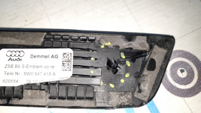 Накладка порога внешняя передняя правая Audi A5 F5 17-25 5D S-line, с подсветкой, надломана направляйка