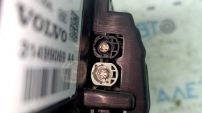 Расположение разъёмов и маркировка на щитке приборов Volvo с оригинальным номером.