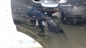 Ближайший план повреждений на двери Audi Q7, видны царапины и следы эксплуатации.