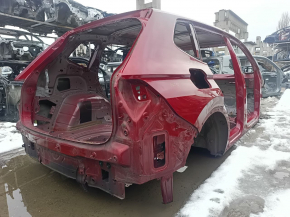 Общий вид задней правой четверти кузова Volkswagen Tiguan 2018-2024, ярко-красного цвета