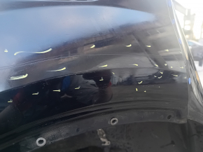 Детали кузова Audi Q7 с царапинами на внешней стороне.