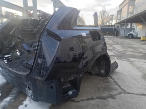 Четверть капота автомобиля Audi Q7, на кузове с дефектами, вид сбоку.