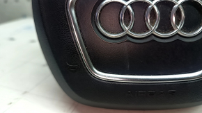 Детали на подушке безопасности Audi Q7 2016-2020, потёртости на хроме минимальны.