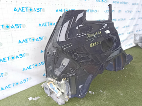 Задняя правая четверть кузова Volvo XC60 18-26, вид снаружи, отчетливо видны дефекты.