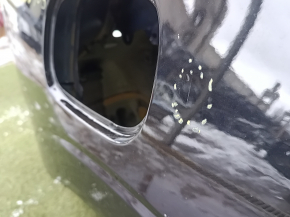 Рядом с отверстием для крепежа на кузове Volvo XC60, следы эксплуатации.