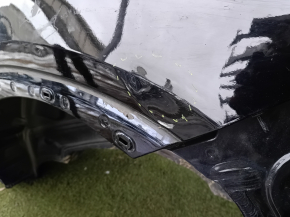 Ближайший план поврежденного места на кузове Mercedes W167, виден дефект.
