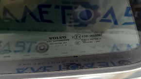 Стекло с маркировкой VOLVO, подходит для модели XC90, без трещин.