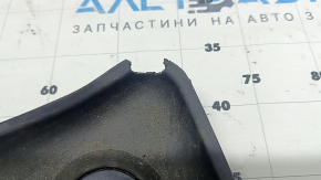 Детальный снимок повреждения одного из ковриков для Toyota Camry, отчетливо видно надрывы.