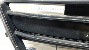 Крупный план места крепления и состояния решетки радиатора Honda Accord с износом.