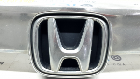 Молдинг решетки радиатора верхний центральный Honda Accord 18-22 светлый хром, с креплением и эмблемой, песок