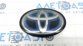 Эмблема решетки радиатора grill Toyota Camry v70 18-20 hybrid под радар, песок, трещины внутри, полез хром