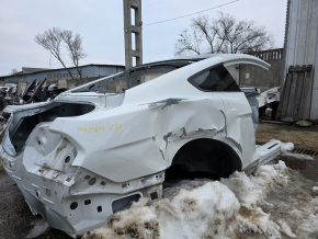 Вид со стороны задней правой четверти Ford Mustang, заметны вмятины на кузове.