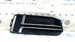 Грати переднього бампера права Audi A4 B9 17-17 s-line, без радара, світлий хром, дрібні відколи