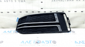 Решітка переднього бампера ліва Audi A4 B9 17-17 s-line, без радара, світлий хром, дрібні відколи