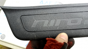 Накладка порога ззаду права зовнішня Kia Niro 17-22 чорна, потерта