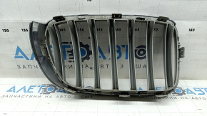 Решетка радиатора grill левая BMW X3 F25 15-17 ноздря, хром, треснута, дефект хрома