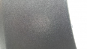 Накладка центральной стойки нижняя левая Mazda CX-5 17-25 черная, царапины, побелел пластик