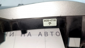 Кнопки управления на руле Toyota Prius, видно оформление и общие линии, потертости.