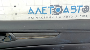 Обшивка дверей картка передня права Mazda CX-5 17-23 чорна, з чорною вставкою шкіра, підлокітник шкіра чорний, молдинг під темно-сіре дерево, під хімчистку