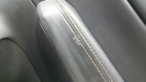 Обшивка двери карточка задняя правая Mazda CX-5 17-23 черная, с черной вставкой кожа, подлокотник кожа черный, молдинг под темно-серое дерево, потерта