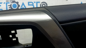Обшивка дверей картка передня права Toyota Rav4 16-18 чорна, підлокітник шкіра чорна, вставка срібло, з ручкою, подряпини, потерта