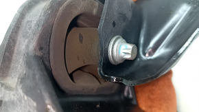 Крупный план повреждений на подушке двигателя Honda Accord, имеются потёртости и видимые дефекты.