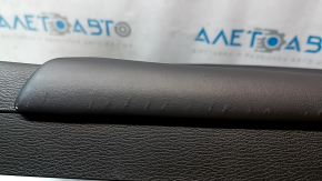 Обшивка двери карточка задняя левая в сборе Mitsubishi Outlander 22-26 черная, подлокотник и вставка кожа черная серая строчка, молдинг черный глянец с хром, с ручкой, царапины на коже