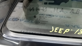 Форточка глухое стекло задняя правая Jeep Grand Cherokee WK2 17-21 черный молдинг, тонировка, потерт молдинг