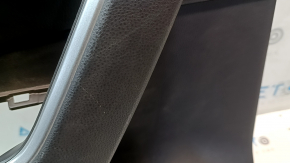 Обшивка двери карточка задняя левая Toyota Rav4 19-25 черная, подлокотник кожа черная, вставка пластик черный, хром молдинг, потертости