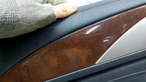 Обшивка двери карточка задняя левая Lincoln MKZ 17-20 черная с черной вставкой кожа, подлокотник черная кожа, вставка коричневое дерево глянец, под пищалку Revel, с подсветкой, с ручкой, треснута вставка под дерево, царапины