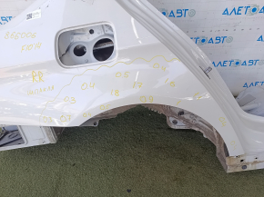 Деталь кузова BMW 5 F10, вид с ракурса, показывающий повреждения.