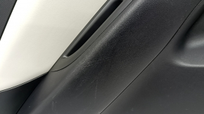 Обшивка двери карточка задняя левая Hyundai Tucson 22-26 черная, с ручкой, с серой вставкой, подлокотник черный пластик, хром молдинг с черным глянцем, царапины