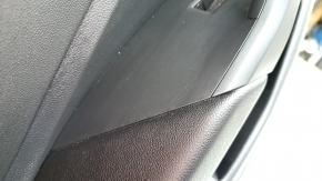 Обшивка двери карточка задняя левая VW Jetta 19-26 черная с черной вставкой пластик, подлокотник кожа, под пищалку, царапины