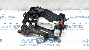 Корпус блоку запобіжників підкапотний Lexus CT200h 11-17 зламане кріплення