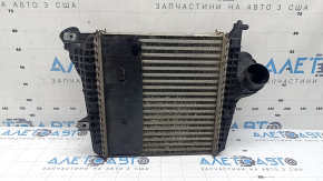 Інтеркулер правий Audi Q7 20-26 3.0T MHEV, зламане кріплення, прим'яті стільники, прим'ятий