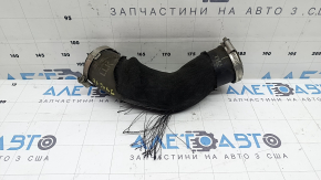 Патрубок интеркулера правый нижний Audi Q7 20-21 3.0T MHEV первый на турбину, резина, надорван кожух