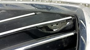 Решетка радиатора grill в сборе с обрамлением Ford Fusion mk5 19-20 хром, надломана направляющая, надломана решетка