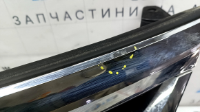Решетка радиатора grill Toyota Avalon 13-15 hybrid с эмблемой, потерта, сломано крепление
