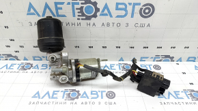 Крупный план тормозного усилителя, оригинальная деталь Toyota с маркировкой.